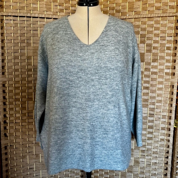 H&M Sweaters - ❄️ NWOT soft heather grey H&M v neck sweater XXL